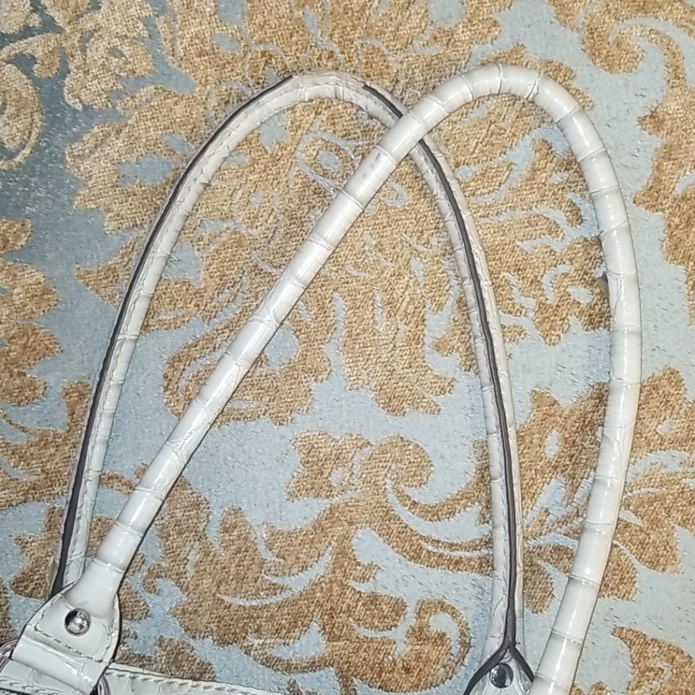 Guess Purse - Picture 7 of 9